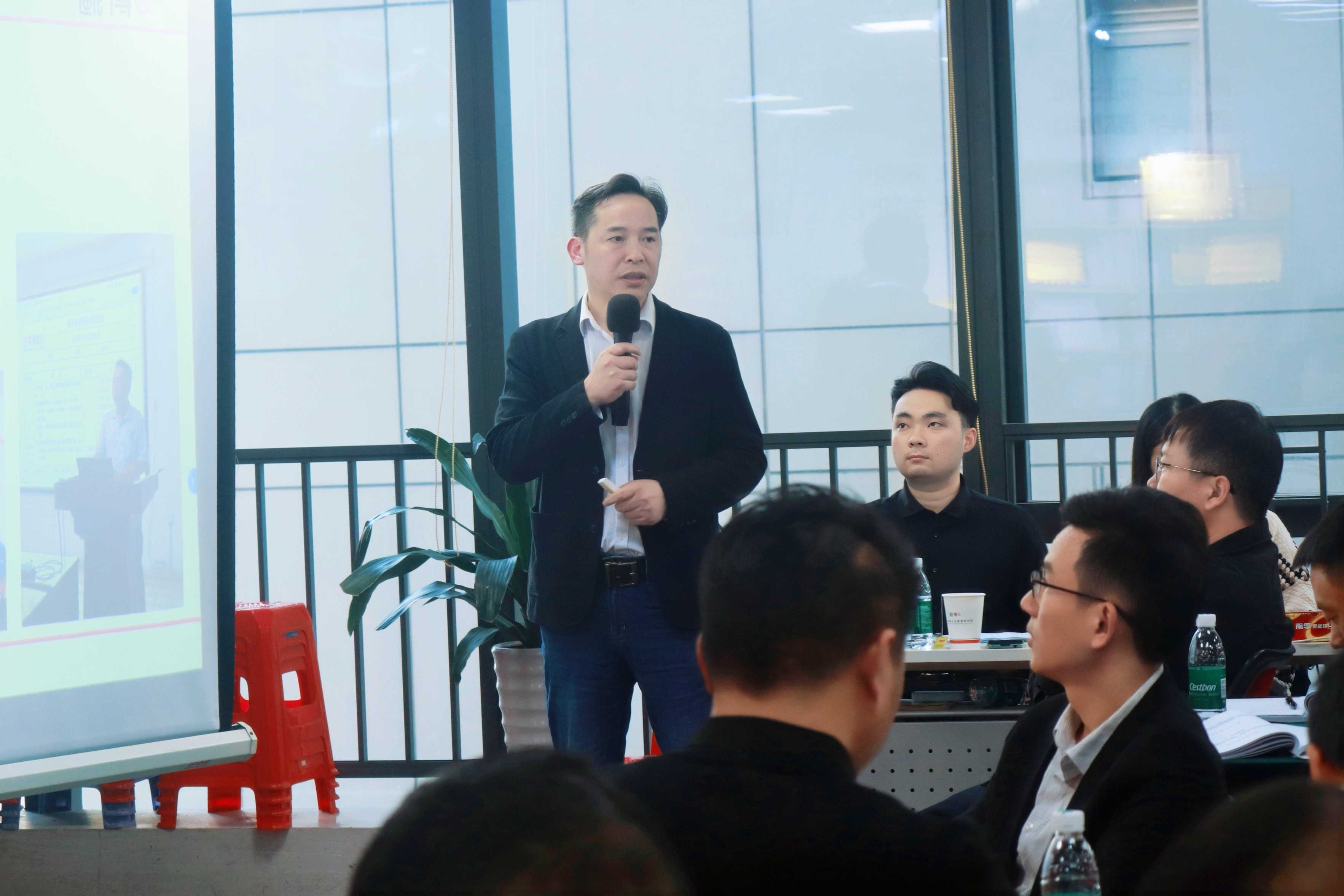 陈海峰老师.jpg 陈海峰老师.jpg